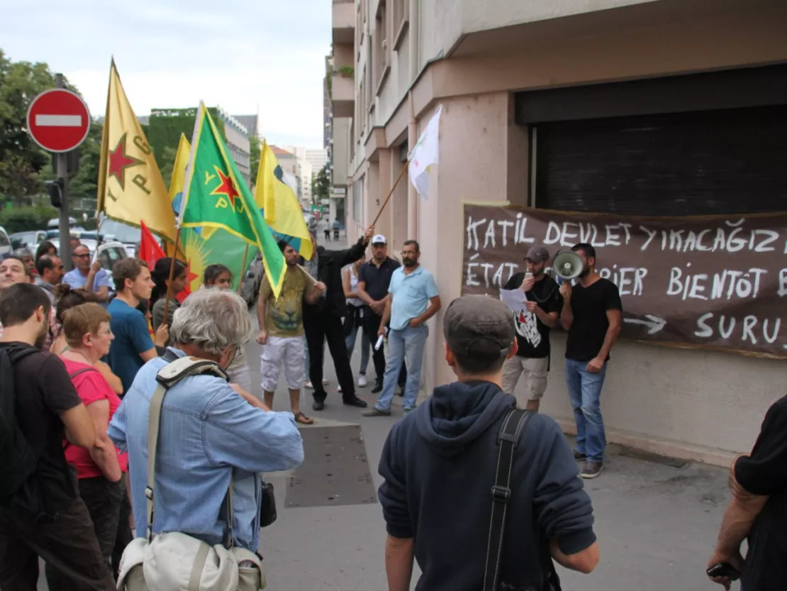 Lyon : manifestation de la Gauche révolutionnaire devant le consulat de Turquie