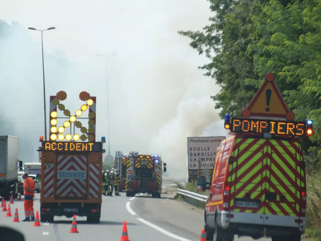 Rhône : un camion-poubelle prend feu sur l'A6