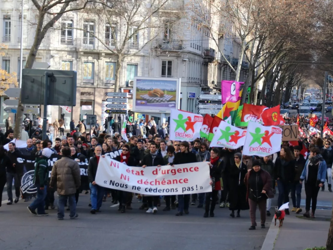 Lyon : 1200 personnes défilent contre l'état d'urgence