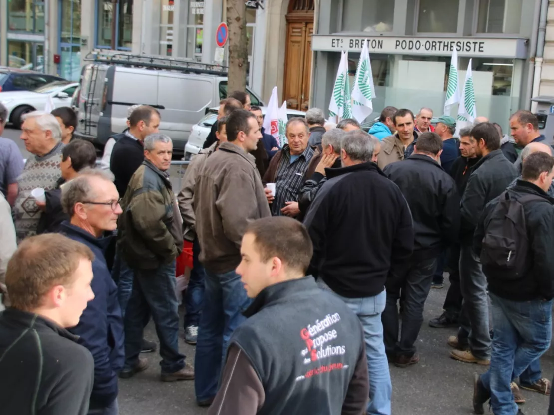 Une centaine d’agriculteurs réunis devant la Préfecture du Rhône