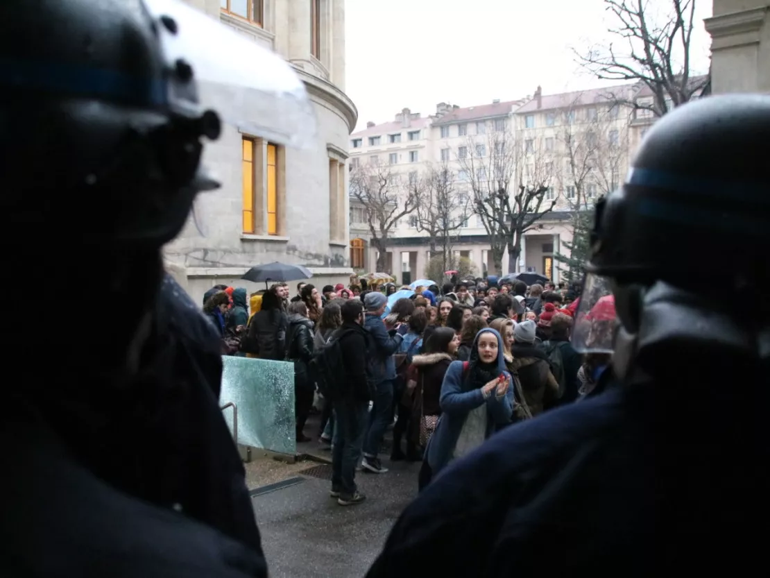 Lyon : le débat public sur l’état d’urgence annulé à cause d’une manifestation