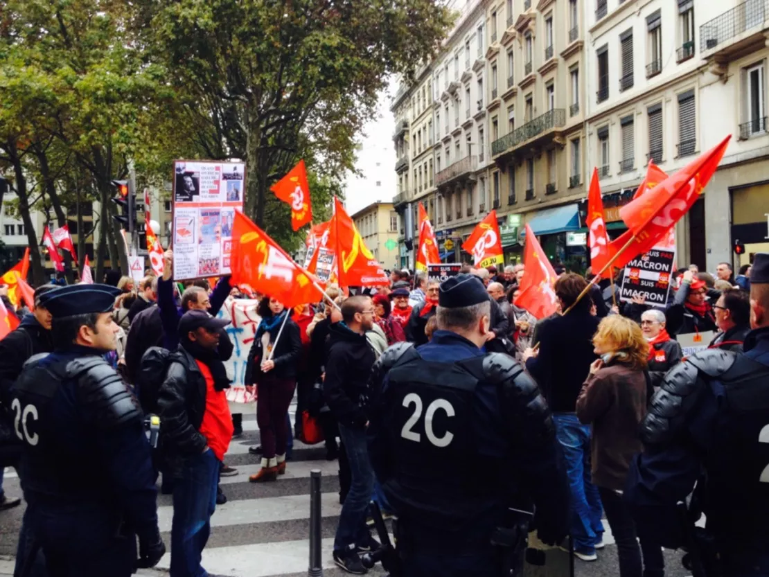 250 personnes manifestent à Lyon en marge de la venue de Macron aux Jéco