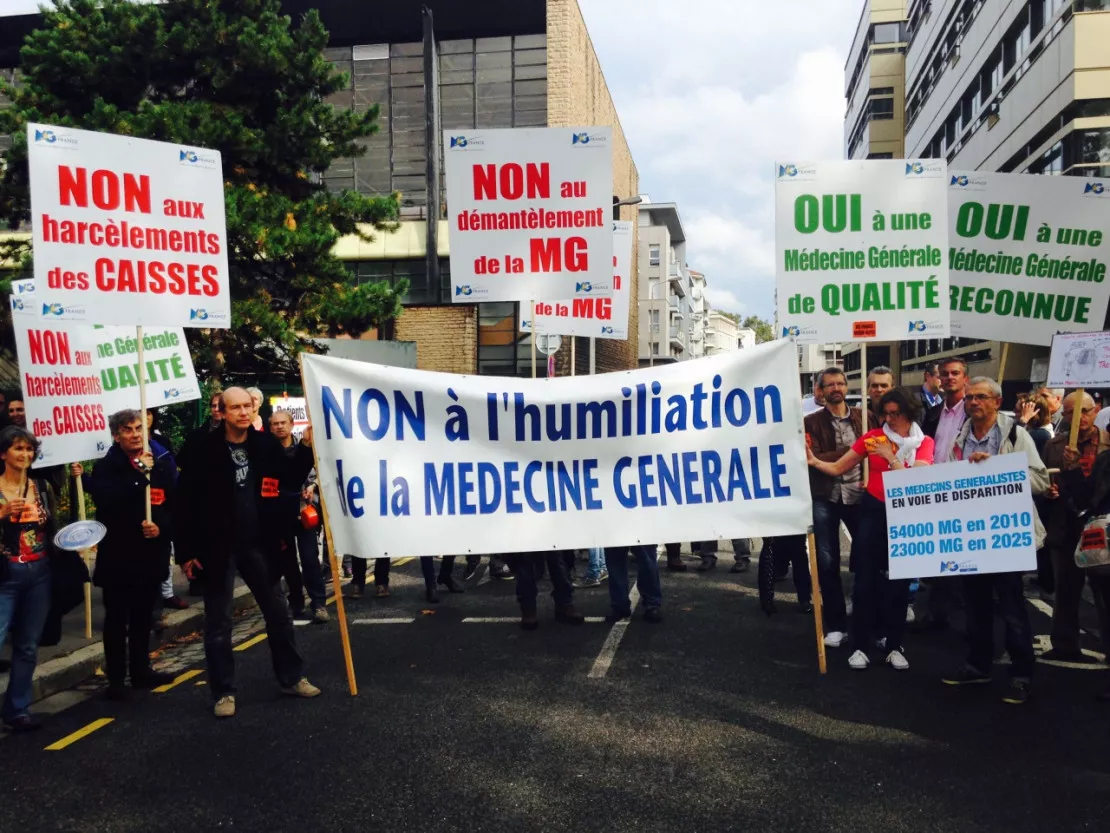 Une centaine de médecins en colère réunis devant l’ARS à Lyon