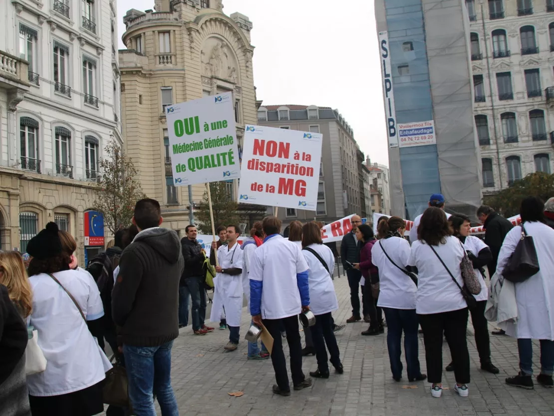 Les médecins dans la rue à Lyon contre le projet de loi Santé