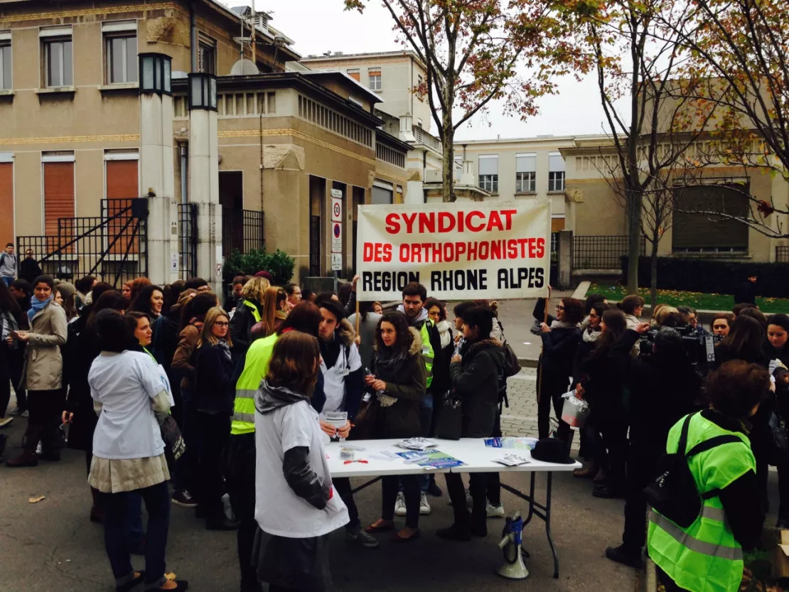 Une centaine d’orthophonistes réunis devant l’hôpital Edouard Herriot