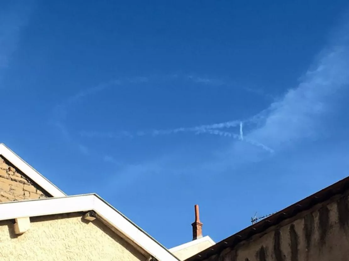 Un hommage aux victimes des attentats parisiens dans le ciel de Lyon