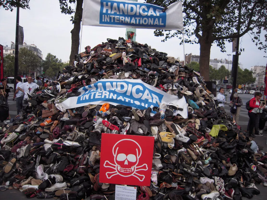 Une pyramide de 25 000 chaussures place Bellecour à Lyon