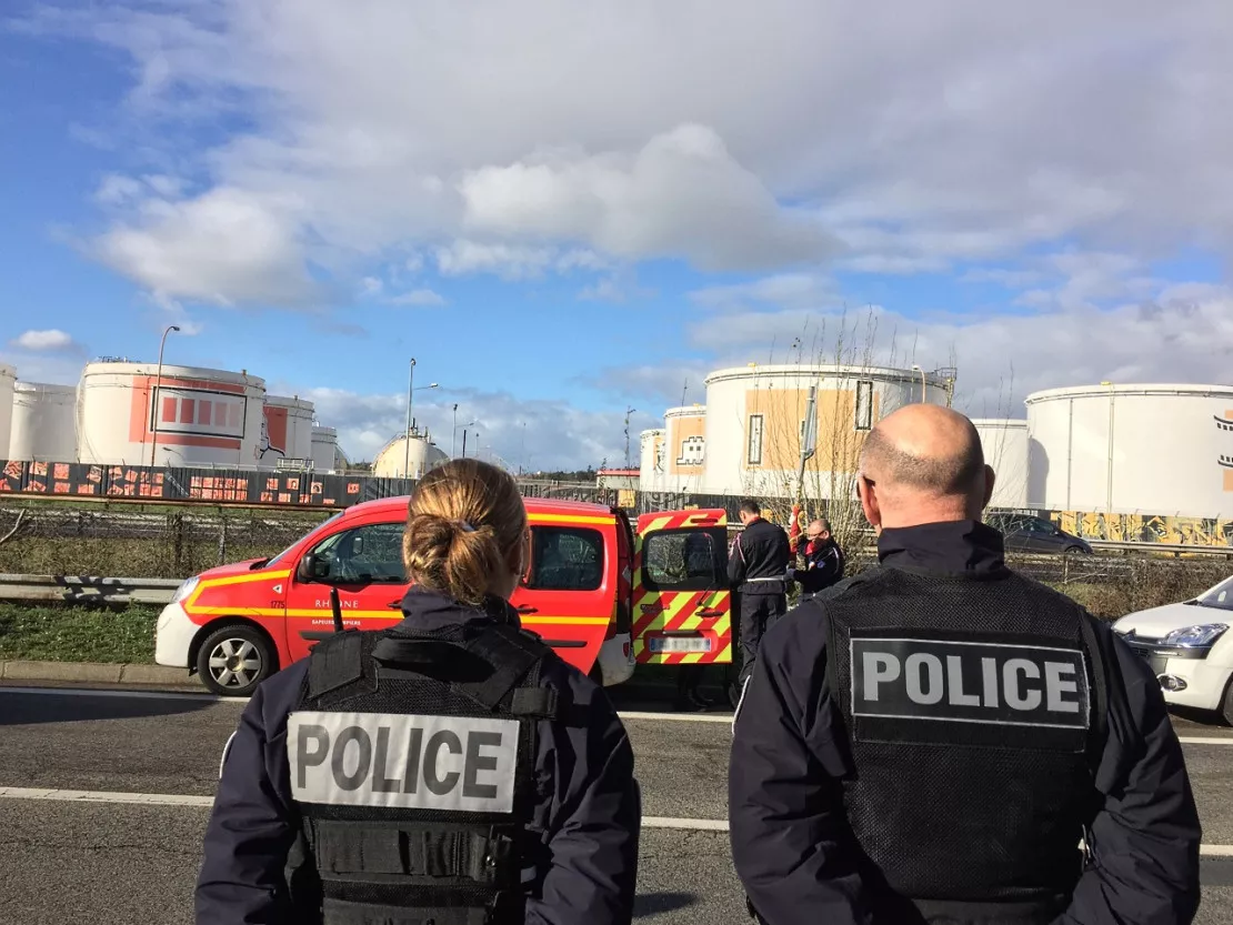 Un motard muni d’un colis suspect pour un exercice de sécurité à la raffinerie de Feyzin