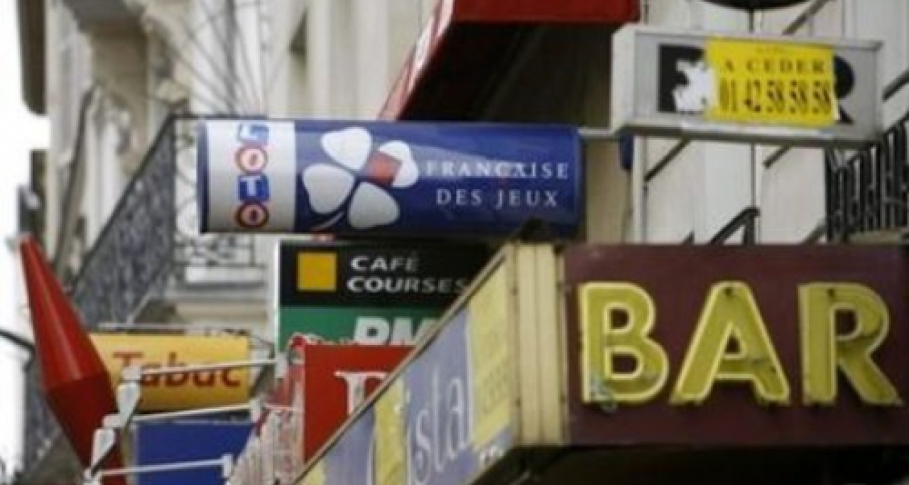 Un SDF vole des livres dans un bar-tabac