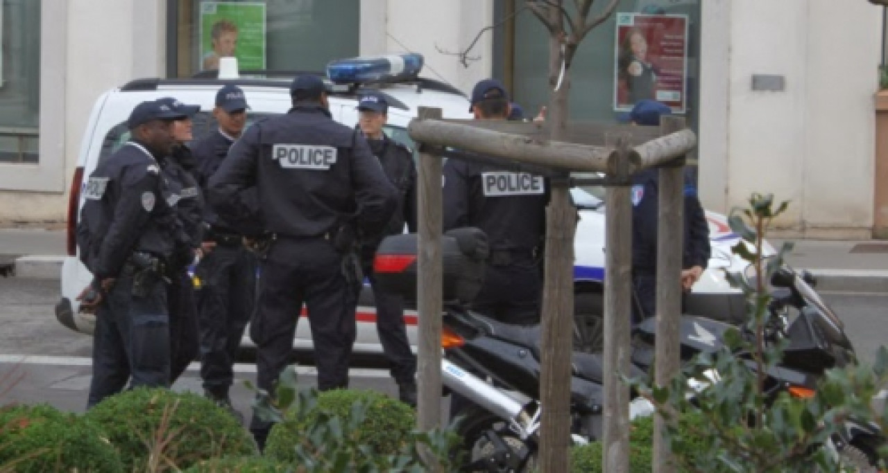 Bron : il bat sa femme à coups de câble électrique Bron : il bat sa femme à coups de câble électrique