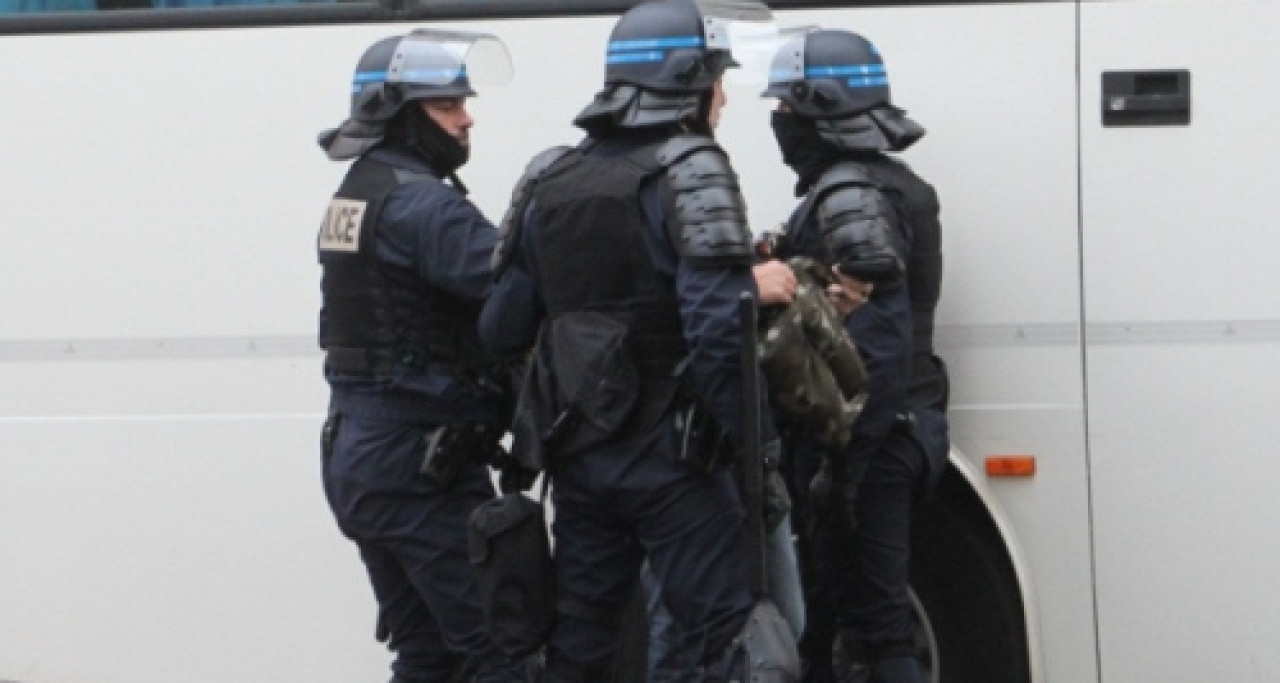 Il menace de mort son ex-compagne avec un pistolet Il menace de mort son ex-compagne avec un pistolet