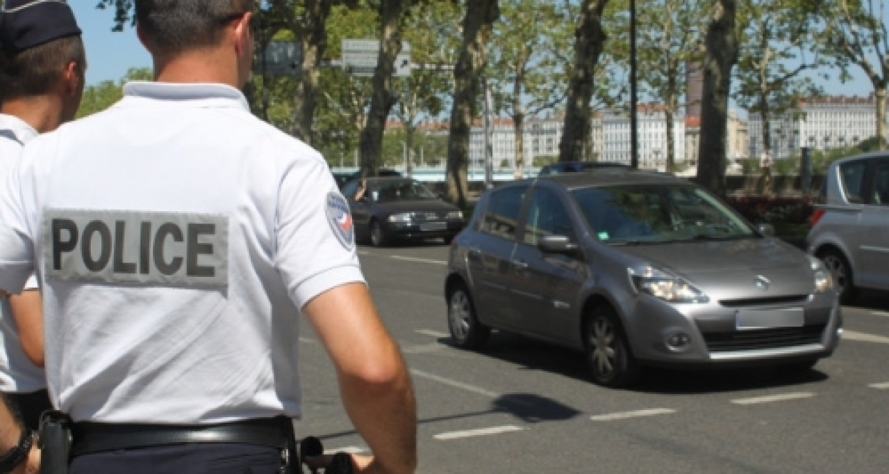 Lyon : il saute dans un arbre et se blesse en voulant échapper à la police Lyon : il saute dans un arbre et se blesse en voulant échapper à la police
