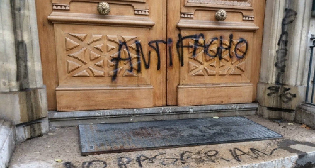 Soirée des antis mariage pour tous : la mairie du 2e et la salle François Sala taguées Soirée des antis mariage pour tous : la mairie du 2e et la salle François Sala taguées