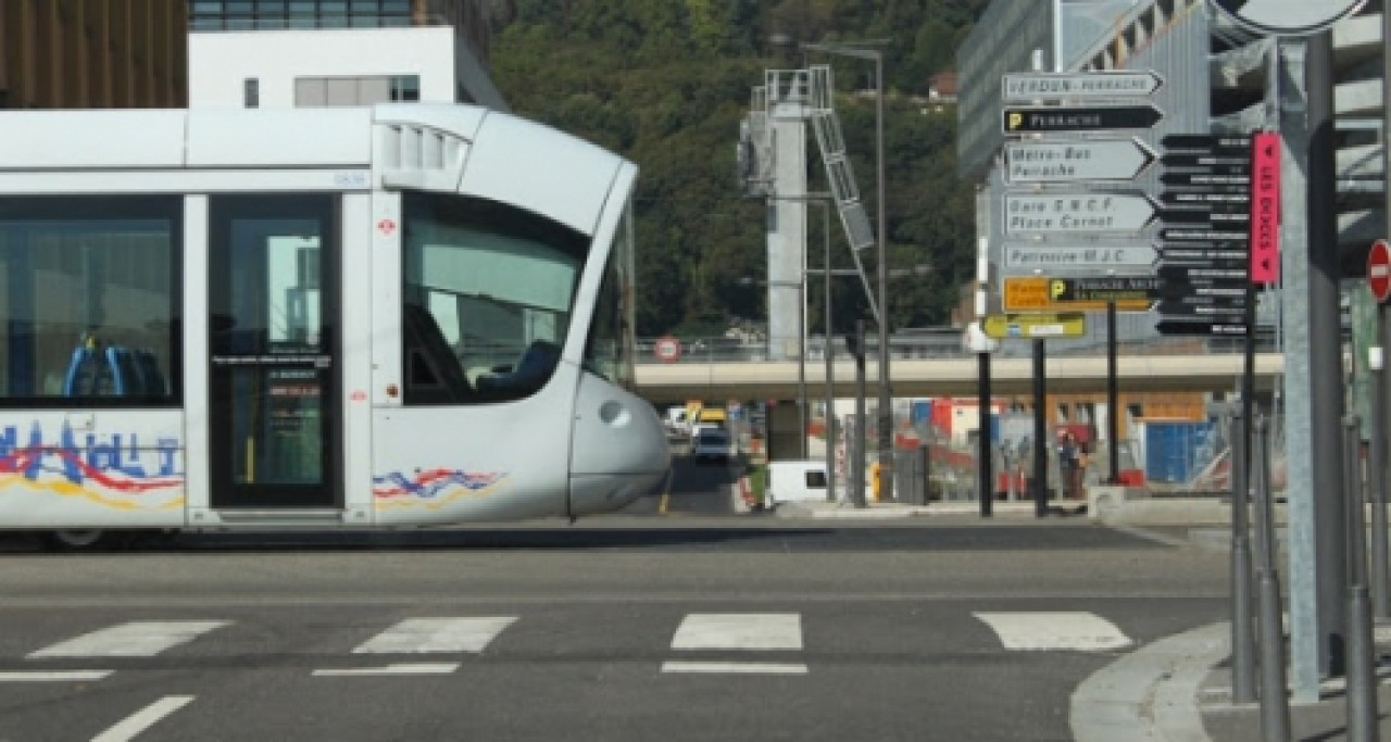 Le tram T1 à l'arrêt, deux fois Le tram T1 à l'arrêt, deux fois