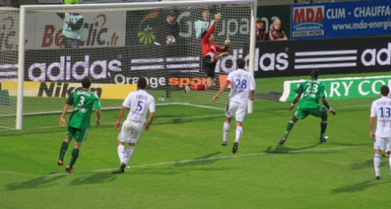 Un supporter stéphanois devant la justice pour avoir jeté un briquet lors d’un derby Un supporter stéphanois devant la justice pour avoir jeté un briquet lors d’un derby