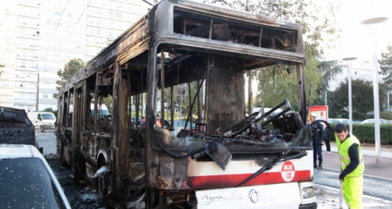 Un incident technique provoque un incendie dans un bus TCL Un incident technique provoque un incendie dans un bus TCL