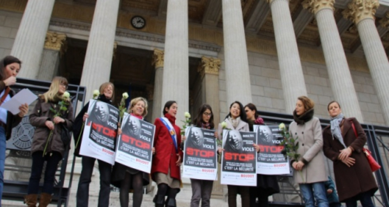 Violeur du 8e : les candidates du FN rendent hommage aux victimes Violeur du 8e : les candidates du FN rendent hommage aux victimes
