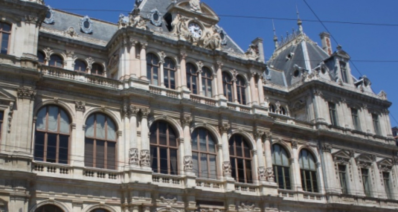 Rhône-Alpes : la balance commerciale en léger déficit en 2013 Rhône-Alpes : la balance commerciale en léger déficit en 2013