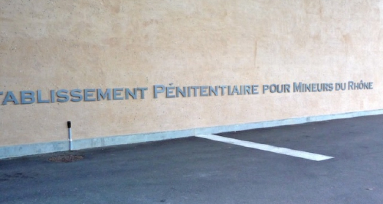 Centre pénitentiaire de Meyzieu : un jeune de 17 ans agresse un surveillant Centre pénitentiaire de Meyzieu : un jeune de 17 ans agresse un surveillant