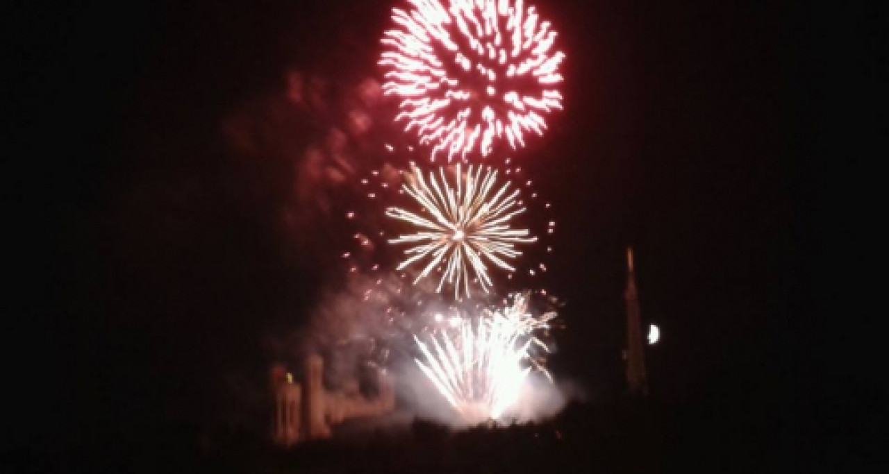 Feux d'articifice : incendie à Chasse-sur-Rhône et un beau succès à Lyon Feux d'articifice : incendie à Chasse-sur-Rhône et un beau succès à Lyon