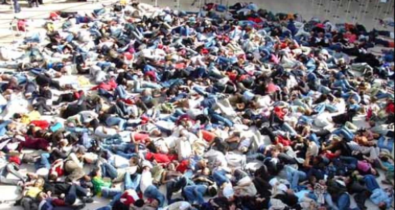 Lyon : un flashmob contre l’adoption par les couples homosexuels Lyon : un flashmob contre l’adoption par les couples homosexuels