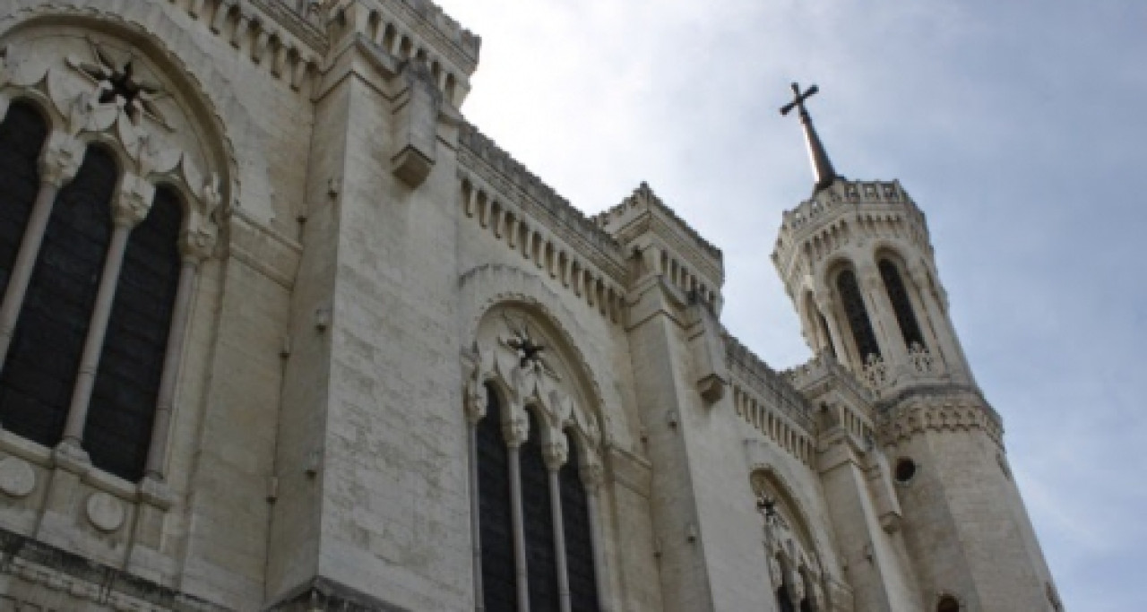 Il vole un billet de 20 euros dans un réceptacle de la basilique de Fourvière de Lyon Il vole un billet de 20 euros dans un réceptacle de la basilique de Fourvière de Lyon