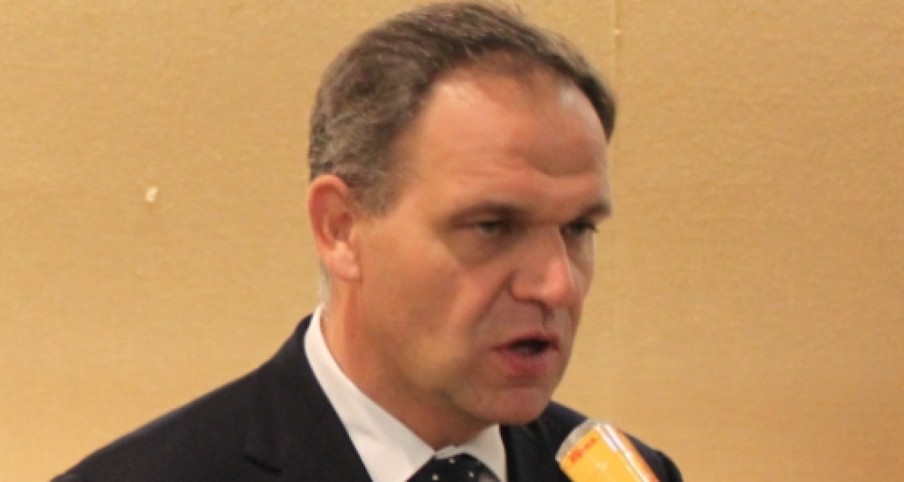 Installation de 300 demandeurs d’asile à Oullins : Buffet remettra sa pétition au préfet Installation de 300 demandeurs d’asile à Oullins : Buffet remettra sa pétition au préfet