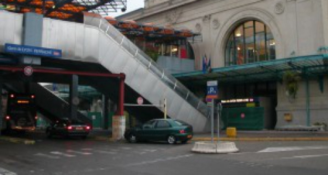 Perrache : une ado mord un policier &agrave; la jambe