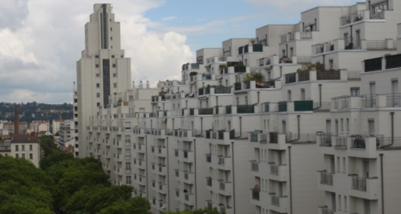 La passerelle des Gratte-Ciel en cours d’installation La passerelle des Gratte-Ciel en cours d’installation