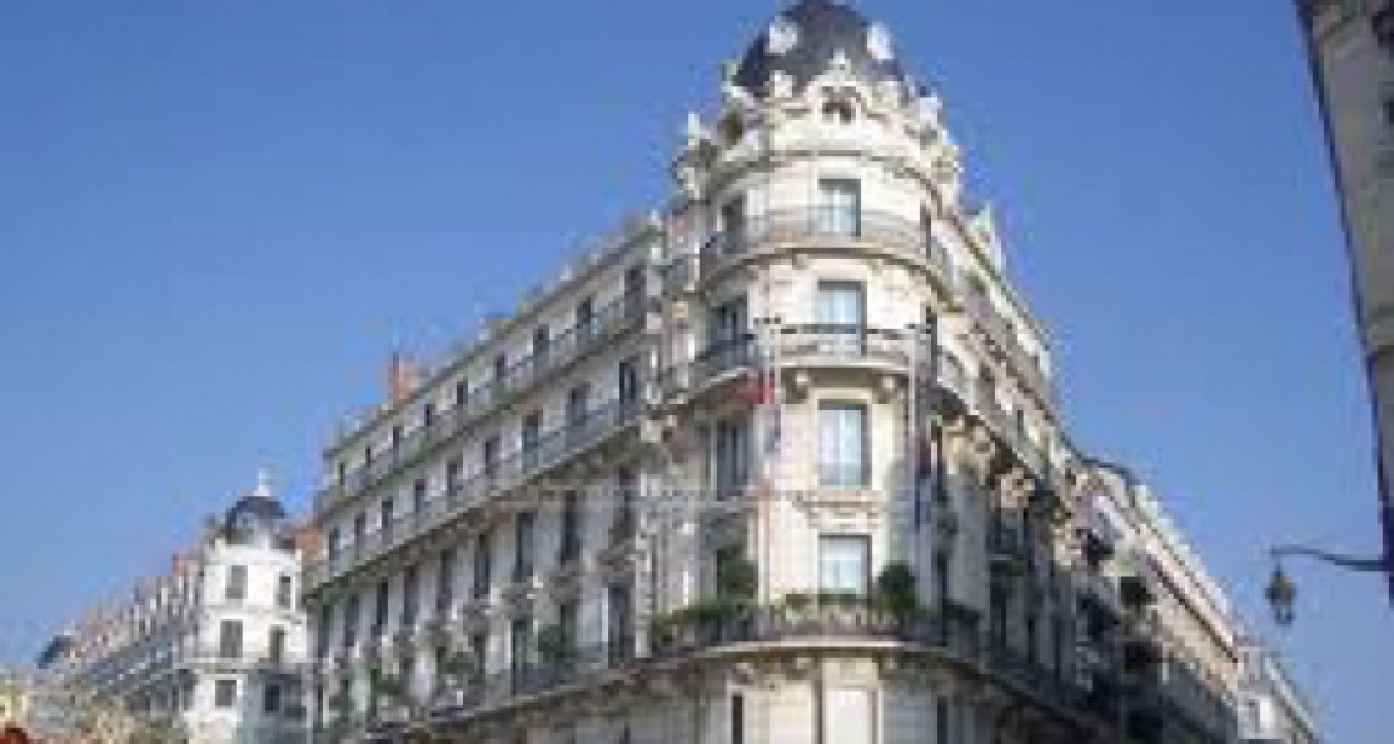 Le Carlton de Lyon rapporte 18 000 euros aux sans-abri Le Carlton de Lyon rapporte 18 000 euros aux sans-abri