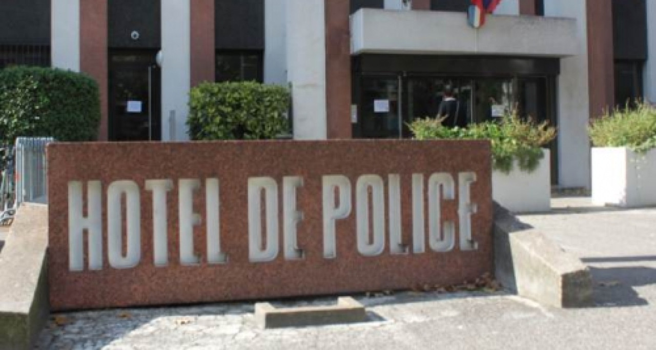 A 15 ans, il frappe les policiers qui venaient l'interpeller A 15 ans, il frappe les policiers qui venaient l'interpeller