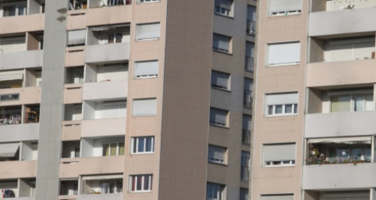 Rhône : un enfant de 2 ans enferme sa mère sur le balcon Rhône : un enfant de 2 ans enferme sa mère sur le balcon