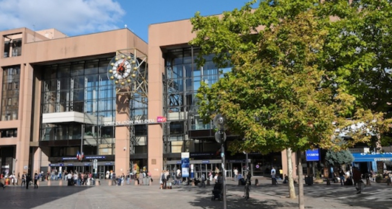 Il traverse la gare de la Part-Dieu en scooter et frappe un policier Il traverse la gare de la Part-Dieu en scooter et frappe un policier