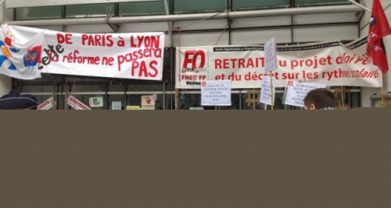 Rythmes scolaires : rassemblements devant les mairies de Lyon et Villeurbanne Rythmes scolaires : rassemblements devant les mairies de Lyon et Villeurbanne