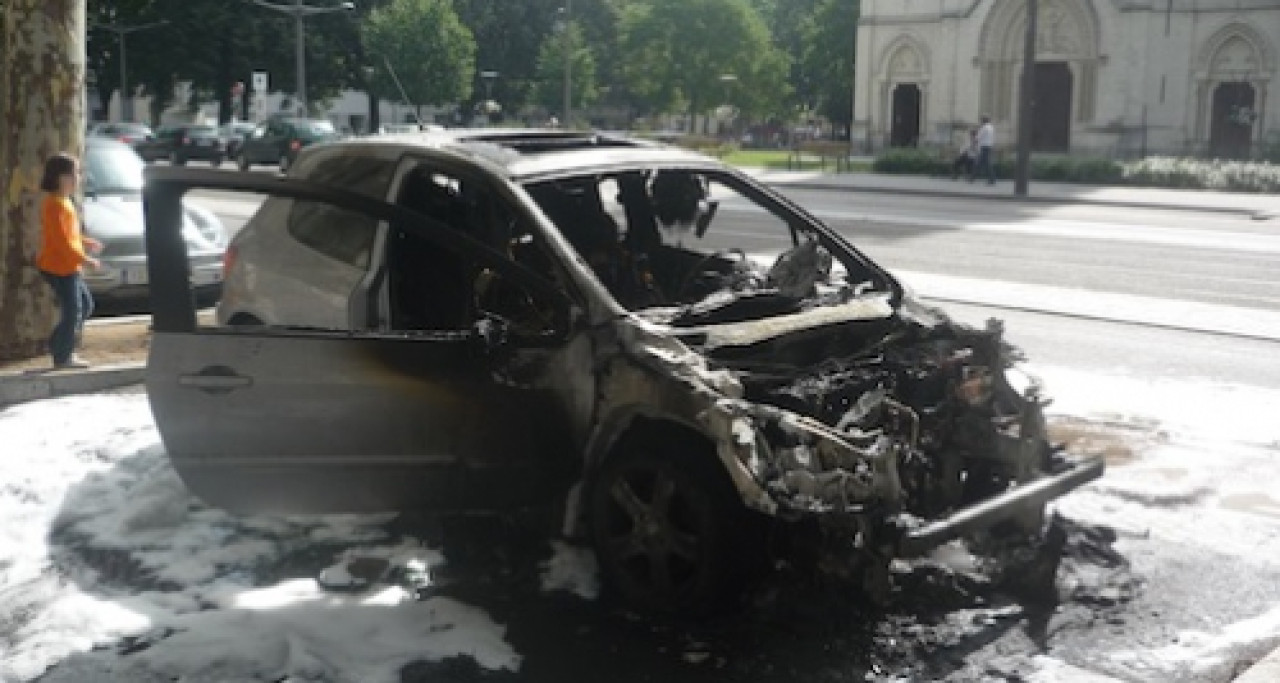 Villeurbanne : ils brûlent une voiture volée Villeurbanne : ils brûlent une voiture volée