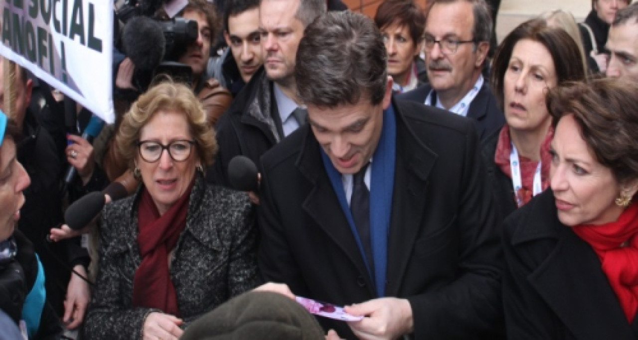 Sanofi : Arnaud Montebourg interpell&eacute; lundi matin par les manifestants &agrave; Lyon
