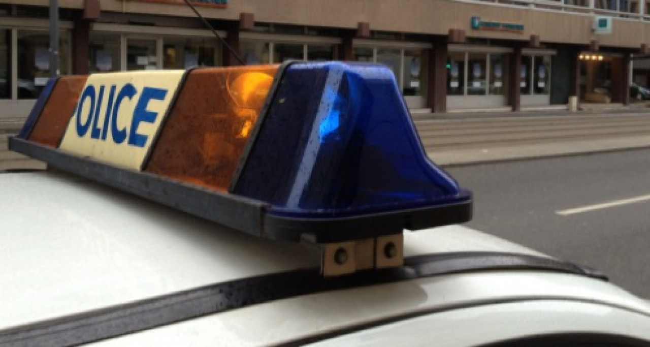 L’ado menace sa mère et sa sœur avec un couteau L’ado menace sa mère et sa sœur avec un couteau