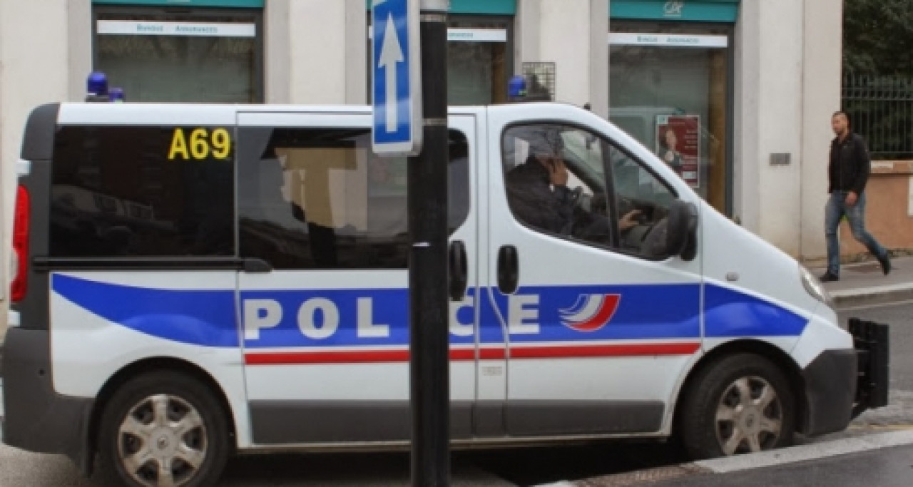 Il menace les passants avec un couteau pour une cigarette Il menace les passants avec un couteau pour une cigarette