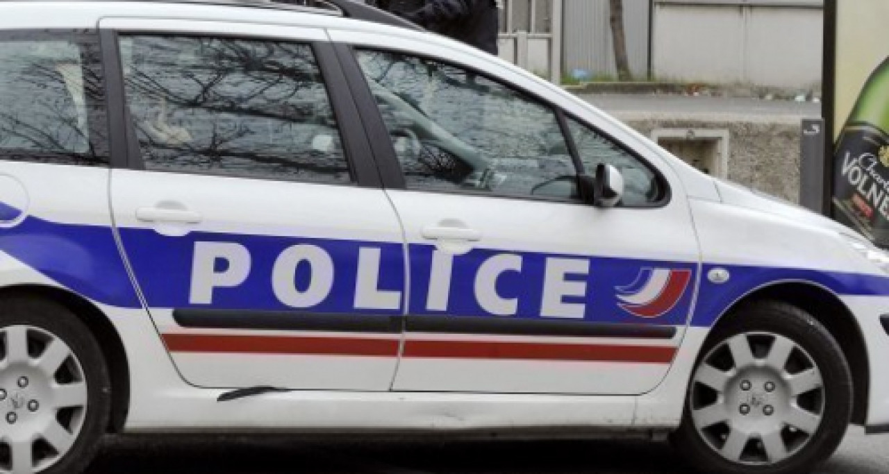 Il agresse violemment sa compagne en la trainant par les cheveux Il agresse violemment sa compagne en la trainant par les cheveux