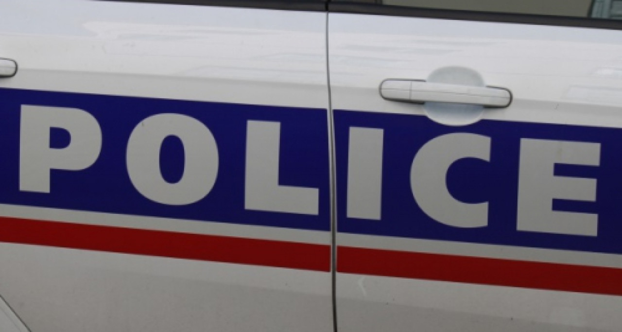 Un SDF frappe une femme devant un restaurant du 8e arrondissement Un SDF frappe une femme devant un restaurant du 8e arrondissement