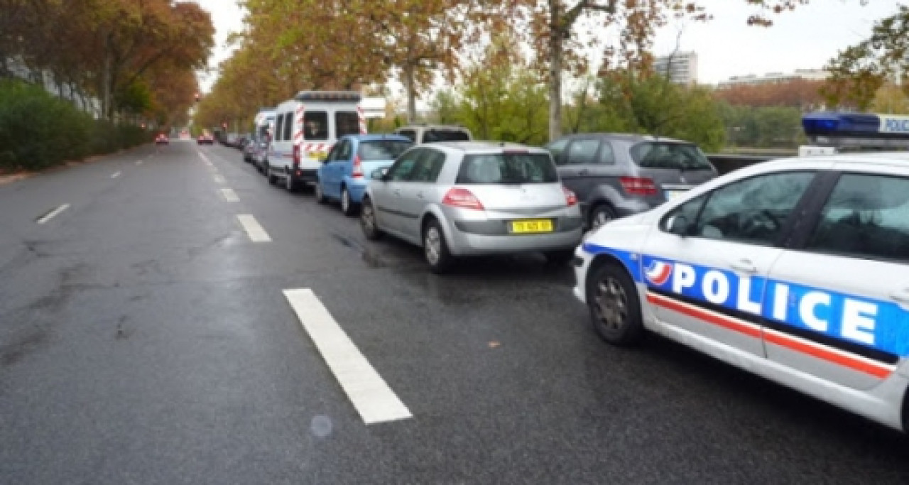 Un couple laisse des enfants à l'arrière de leur utilitaire puis ont un accident Un couple laisse des enfants à l'arrière de leur utilitaire puis ont un accident