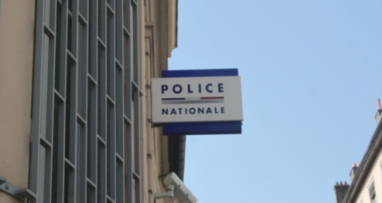 Elle vole une valve dans une voiture de police garée devant le commissariat Elle vole une valve dans une voiture de police garée devant le commissariat