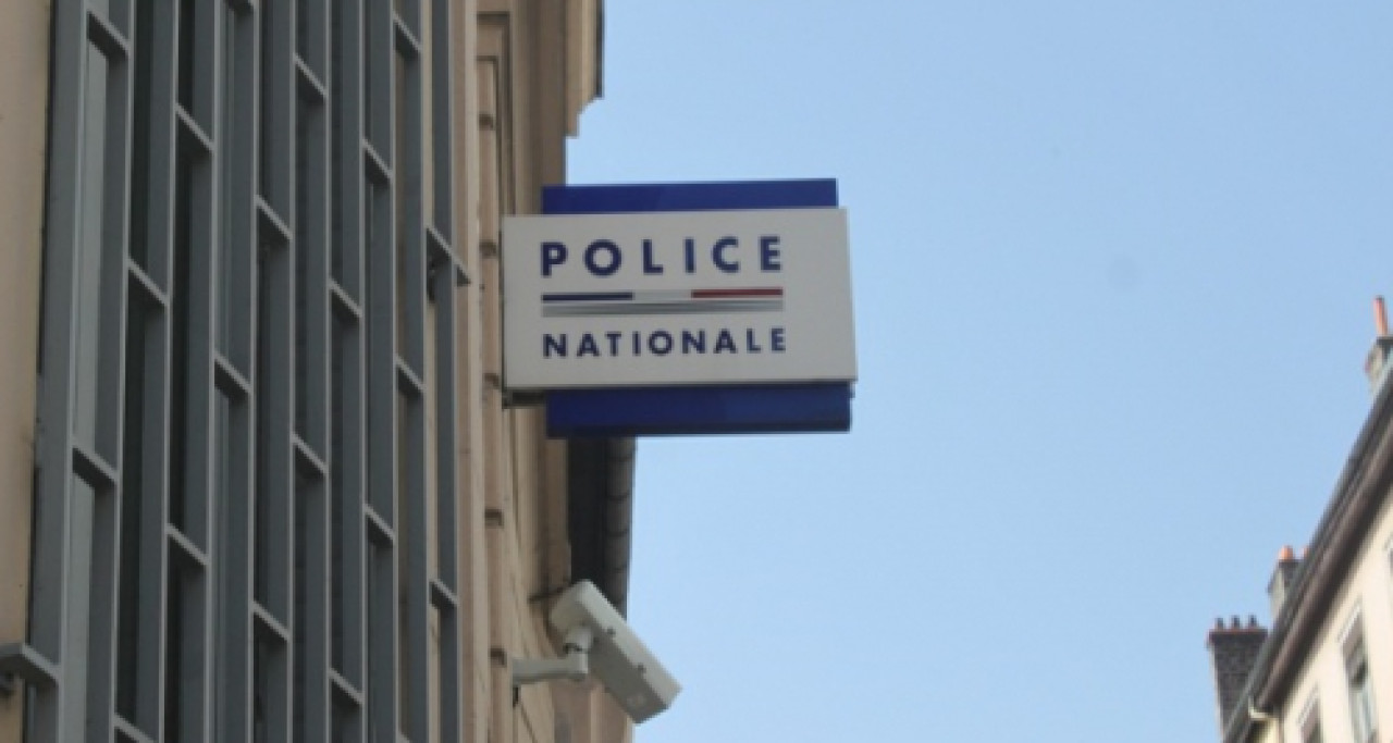 Lyon 7e : il frappe sa femme et emmène sa fille Lyon 7e : il frappe sa femme et emmène sa fille