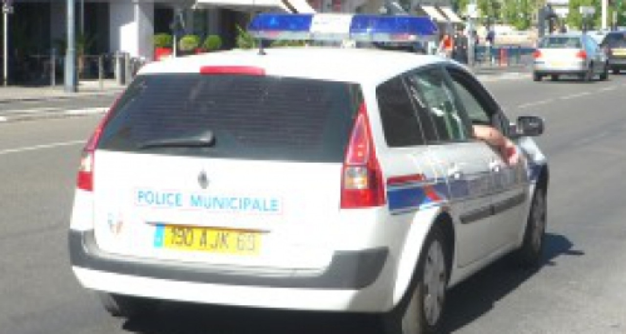 Un faux policier et sa complice prennent pour cible des personnes âgées pour les voler Un faux policier et sa complice prennent pour cible des personnes âgées pour les voler