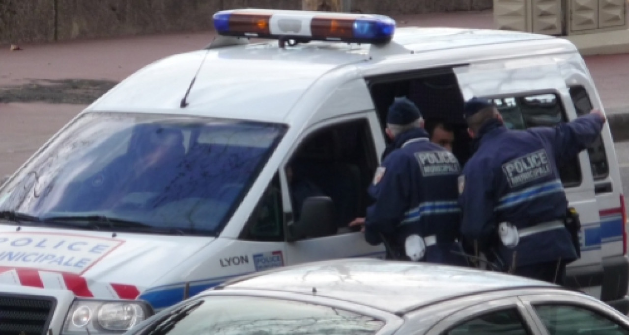 Enervée contre son fils, la mère de famille se retourne contre les policiers Enervée contre son fils, la mère de famille se retourne contre les policiers