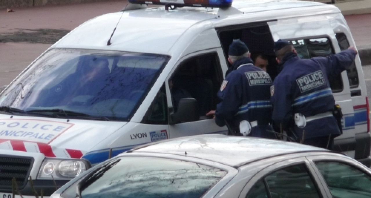 Givors : le duo était spécialisé dans le vol de roues de voitures Givors : le duo était spécialisé dans le vol de roues de voitures