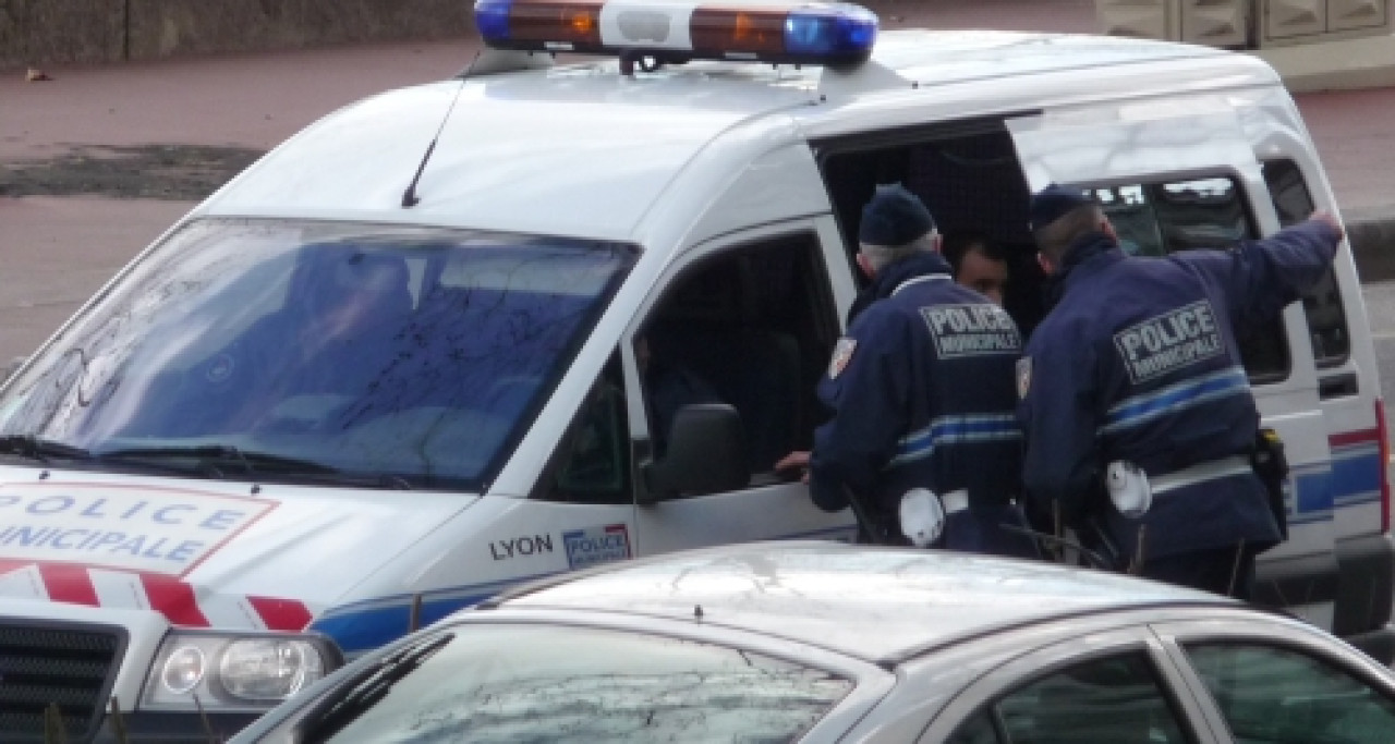 Lyon 2e : arrêté alors qu’il cambriolait un magasin, il frappe les policiers Lyon 2e : arrêté alors qu’il cambriolait un magasin, il frappe les policiers