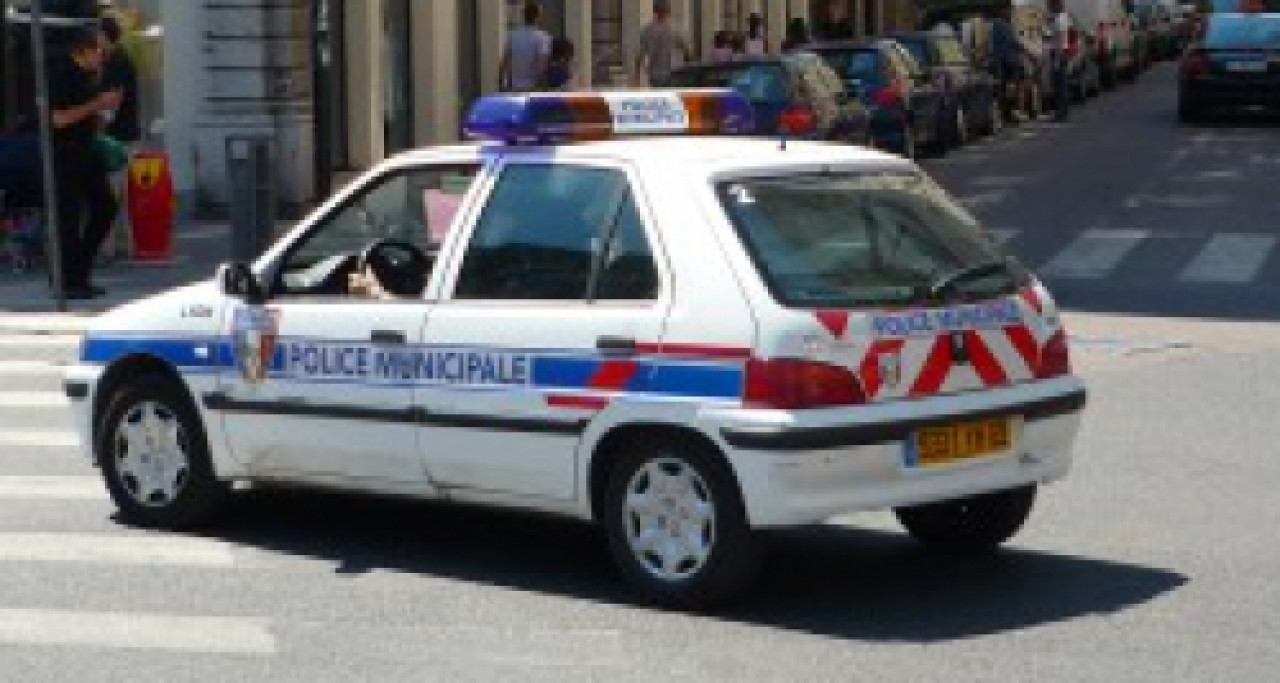 Il refuse de donner une cigarette et se retrouve menacé avec une arme de poing Il refuse de donner une cigarette et se retrouve menacé avec une arme de poing