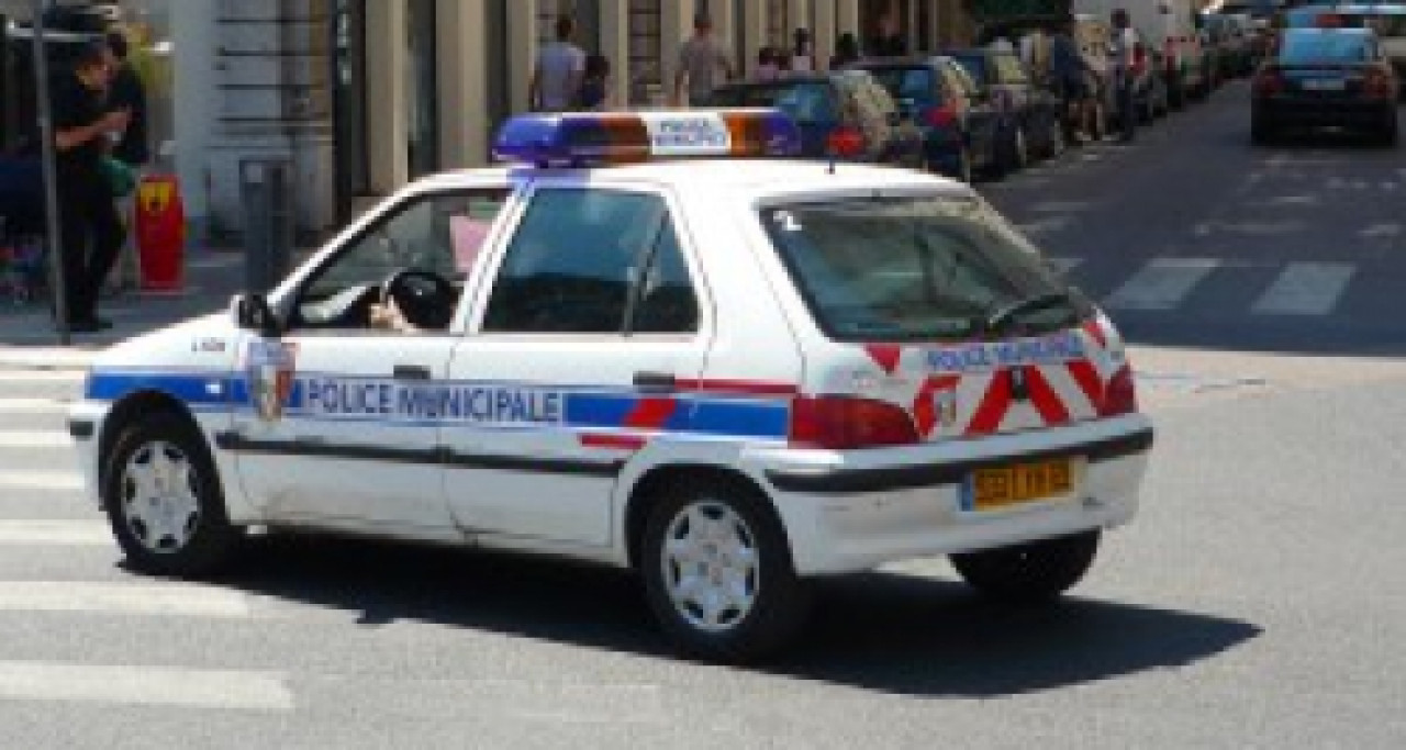 Une voiture de police caillass&eacute;e &agrave; Villeurbanne