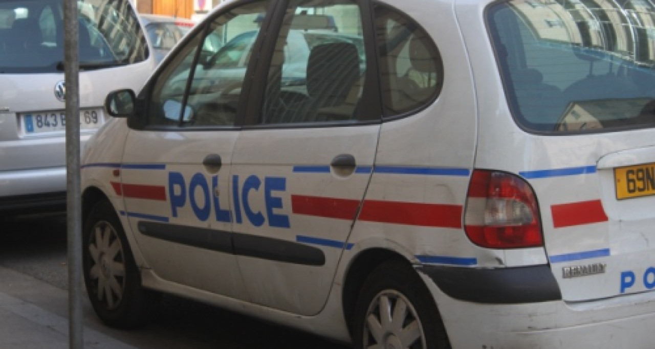 Ils volaient dans les sacs à main des jeunes filles Ils volaient dans les sacs à main des jeunes filles